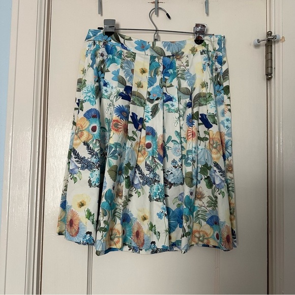 Talbot’s Skirt Pleated Floral Print Feminine Fairy Forest Blue & Cream Size 8P - Picture 3 of 10